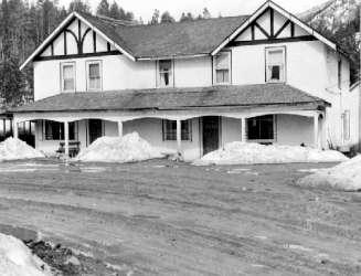 BC Archives # E-05220: Truax Hotel, Brexton